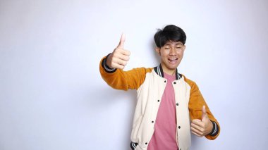 Sıradan, mutlu, yakışıklı, ceketli Asyalı bir adam. Tamam, izole edilmiş beyaz bir arka plan.