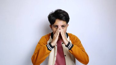 Sıradan, yakışıklı, ceketli, ağzı ve burnu izole edilmiş beyaz arka planda jest yapan Asyalı bir adam.