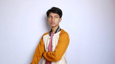 Sıradan, yakışıklı, Asyalı bir adam. Düz bir ifadeyle el kol hareketi yapıyor. İzole edilmiş beyaz bir arkaplanı düşünüyor.