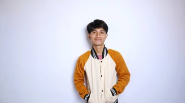 Sıradan, yakışıklı, Asyalı bir adam. İzole edilmiş beyaz bir arka planda ceket giyiyor.