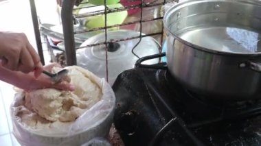 bakso ya da köfte. Et köftesi yapma süreci. Endonezya 'dan tipik yemek.