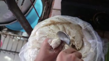 bakso ya da köfte. Et köftesi yapma süreci. Endonezya 'dan tipik yemek.