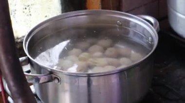 bakso ya da köfte. Et köftesi yapma süreci. Endonezya 'dan tipik yemek.