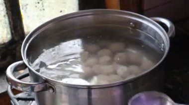 bakso ya da köfte. Et köftesi yapma süreci. Endonezya 'dan tipik yemek.