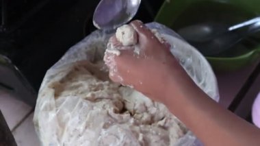 bakso ya da köfte. Et köftesi yapma süreci. Endonezya 'dan tipik yemek.