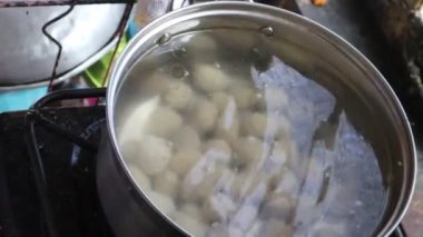 bakso ya da köfte. Et köftesi yapma süreci. Endonezya 'dan tipik yemek.