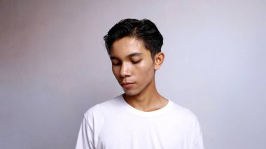 Beyaz gömlekli yakışıklı Asyalı delikanlıya yaklaş.