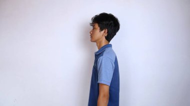 İzole edilmiş beyaz arkaplanı olan Asyalı genç adam.