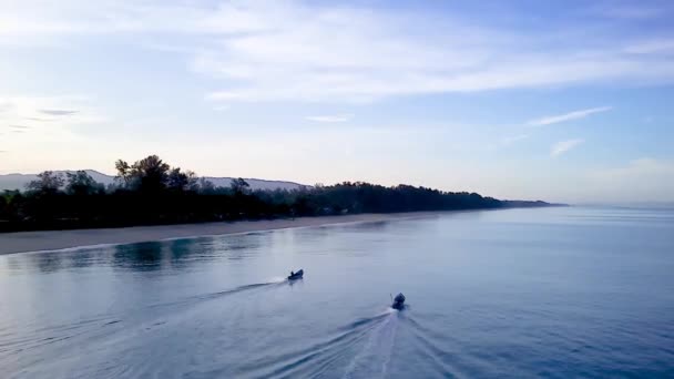Беспилотный Летательный Аппарат Длинных Таильских Рыболовных Лодок Направляющихся Даун Тай — стоковое видео