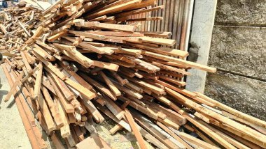 a close up of an untidy pile of wood. long and short are not uniform. photo taken during the day.