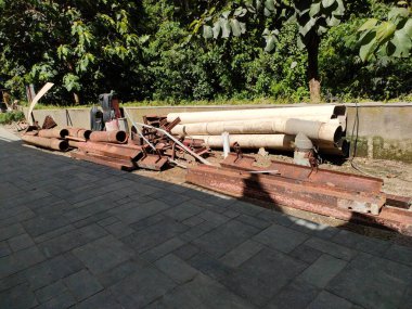 Piles of iron pipes and PVC pipes that are rusty and worn out.