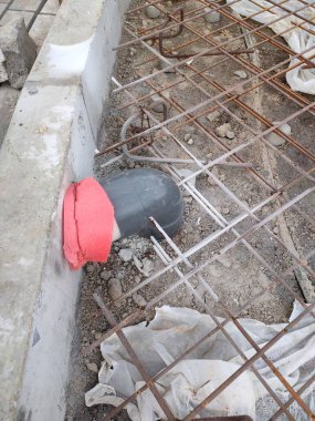 installation of plumbing pipes on the floor to be cast, external or landscape areas.