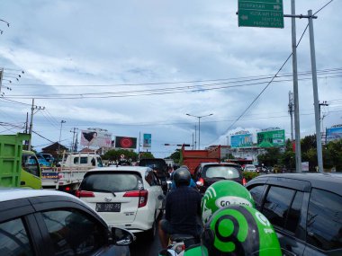 Traffic jam on Jalan I Gusti Ngurah Rai. Bali - Indonesia ; December 18, 2022.