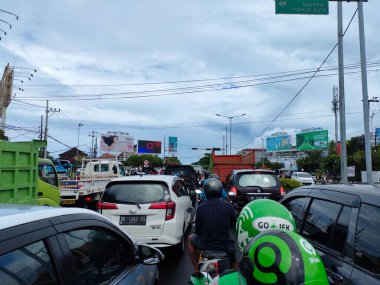 Traffic jam on Jalan I Gusti Ngurah Rai. Bali - Indonesia ; December 18, 2022.