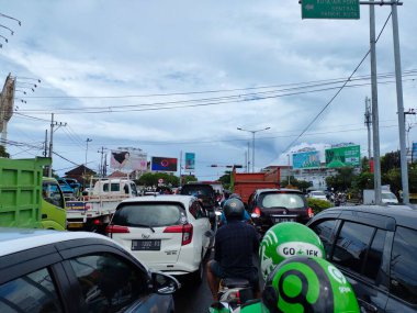 Traffic jam on Jalan I Gusti Ngurah Rai. Bali - Indonesia ; December 18, 2022.