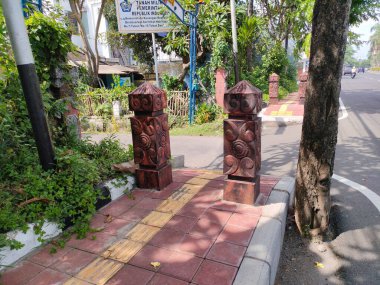 installation of pedestals on the sidewalks, so that motorized vehicles do not pass on the sidewalks. Bali - Indonesia ; January 1, 2023.