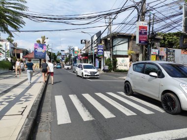 quiet traffic flow, only a few vehicles, Jalan Kartika Plaza, Kuta. Bali - Indonesia ; January 1, 2023.