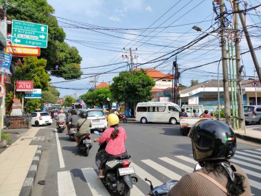 normal and smooth traffic at the intersection of Jalan Raya Kuta. Bali - Indonesia ; January 3, 2023.