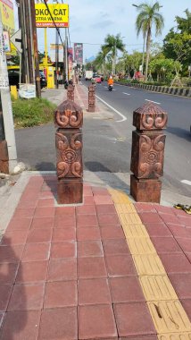installation of pedestals on the sidewalks, so that motorized vehicles do not pass on the sidewalks. Bali - Indonesia ; January 1, 2023.