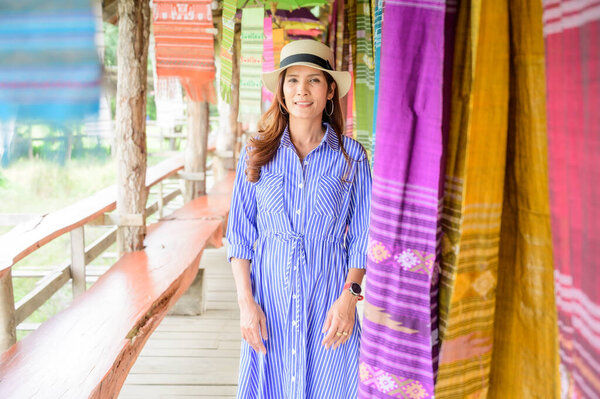 Тайская девочка в синем платье с тайской тканью на фоне, Нан Прованс.