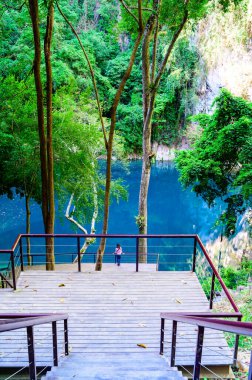 Lom Phu Khew ya da Tham Phatai Ulusal Parkı 'ndaki Mavi Göl, Lampang Eyaleti.