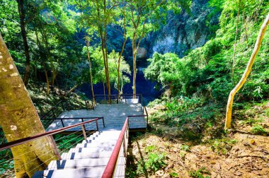 Lom Phu Khew ya da Tham Phatai Ulusal Parkı 'ndaki Mavi Göl, Lampang Eyaleti.