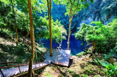Lom Phu Khew ya da Tham Phatai Ulusal Parkı 'ndaki Mavi Göl, Lampang Eyaleti.