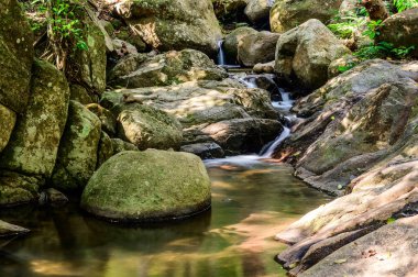 Su Pong Pra Banyo Şelalesinde akıyor, Chiang Rai vilayetinde..