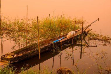 Kwan Phayao Gölü, Tayland 'da eski bir balıkçı teknesi..