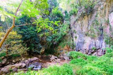 Chiang Rai ilindeki Pha Kong Mağarası 'nın önündeki küçük dere..