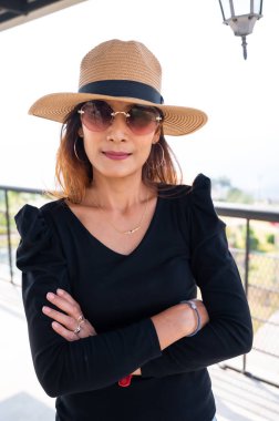 Kulede güneş gözlüklü Asyalı kadın, Lampang vilayetinde..