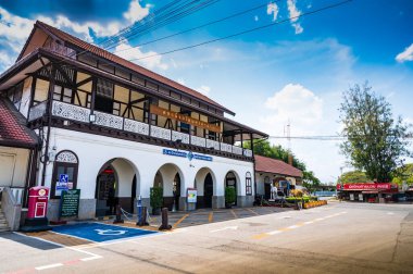 LAMPANG, THAILAND - 6 Mart 2020: Nakhon Lampang tren istasyonu binası manzarası, Tayland.