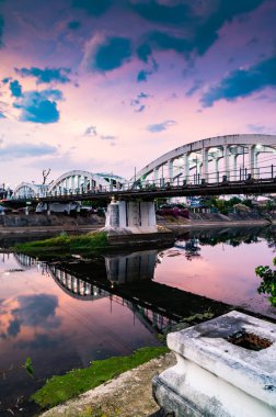 Akşam vakti, Lampang 'da Wang Nehri üzerindeki Ratsadaphisek Köprüsü..