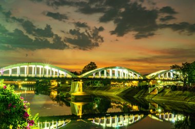 Ratsadaphisek Köprüsü, Wang Nehri üzerinde, Lampang Eyaleti, Gece.
