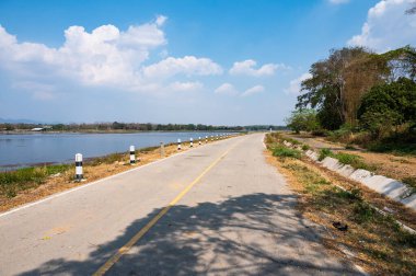 Lampang Eyaleti, Tayland 'da bisiklet yolu ile Mae Moh Rezervuarı.