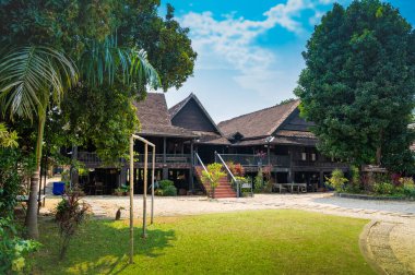 LAMPANG, THAILAND - 4 Mart 2020: Baan Sao Nak ya da Tayland 'ın Lampang bölgesinde birçok sütunu olan bir ev.