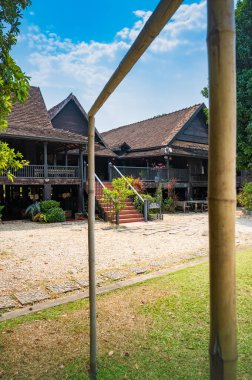 LAMPANG, THAILAND - 4 Mart 2020: Baan Sao Nak ya da Tayland 'ın Lampang bölgesinde birçok sütunu olan bir ev.