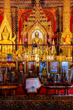 LAMPANG, THAILAND - 4 Mart 2020: Tayland 'ın Lampang ilindeki Sri Rong Muang Tapınağı Eski Buda.