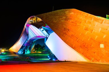 Chao Phraya Nehri 'nin gece ortaya çıktığı yerin modern sembolik binası, Nakhon Sawan Eyaleti.