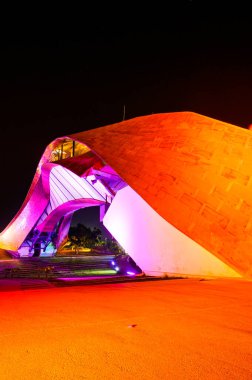 Chao Phraya Nehri 'nin gece ortaya çıktığı yerin modern sembolik binası, Nakhon Sawan Eyaleti.