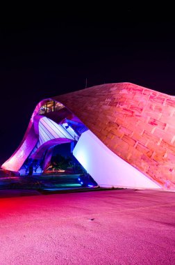 Chao Phraya Nehri 'nin gece ortaya çıktığı yerin modern sembolik binası, Nakhon Sawan Eyaleti.