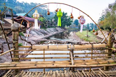Tayland 'ın Bokuai bölgesinde Mang nehri üzerinde küçük bir köprü..