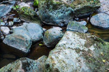 Sapan Şelalesi 'nde akan suyla birlikte kaya, Tayland.