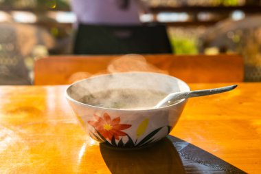 Kavanozda kaynamış pirinç, Tayland.