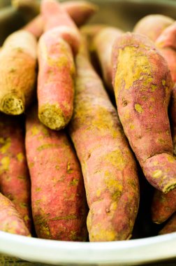 Paslanmaz çelik kasede taze patates, Tayland.