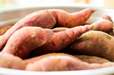 Paslanmaz çelik kasede taze patates, Tayland.