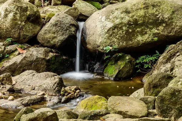 Su Pong Pra Banyo Şelalesinde akıyor, Chiang Rai vilayetinde..