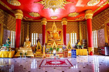 Altın Buda heykeli Pra Maha Chedi Chanasuk Pagoda, Chiang Rai ilinde.