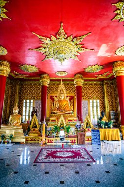 Altın Buda heykeli Pra Maha Chedi Chanasuk Pagoda, Chiang Rai ilinde.