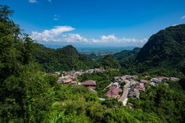 Dağ manzaralı Pha Mee köyü, Chiang Rai ili..